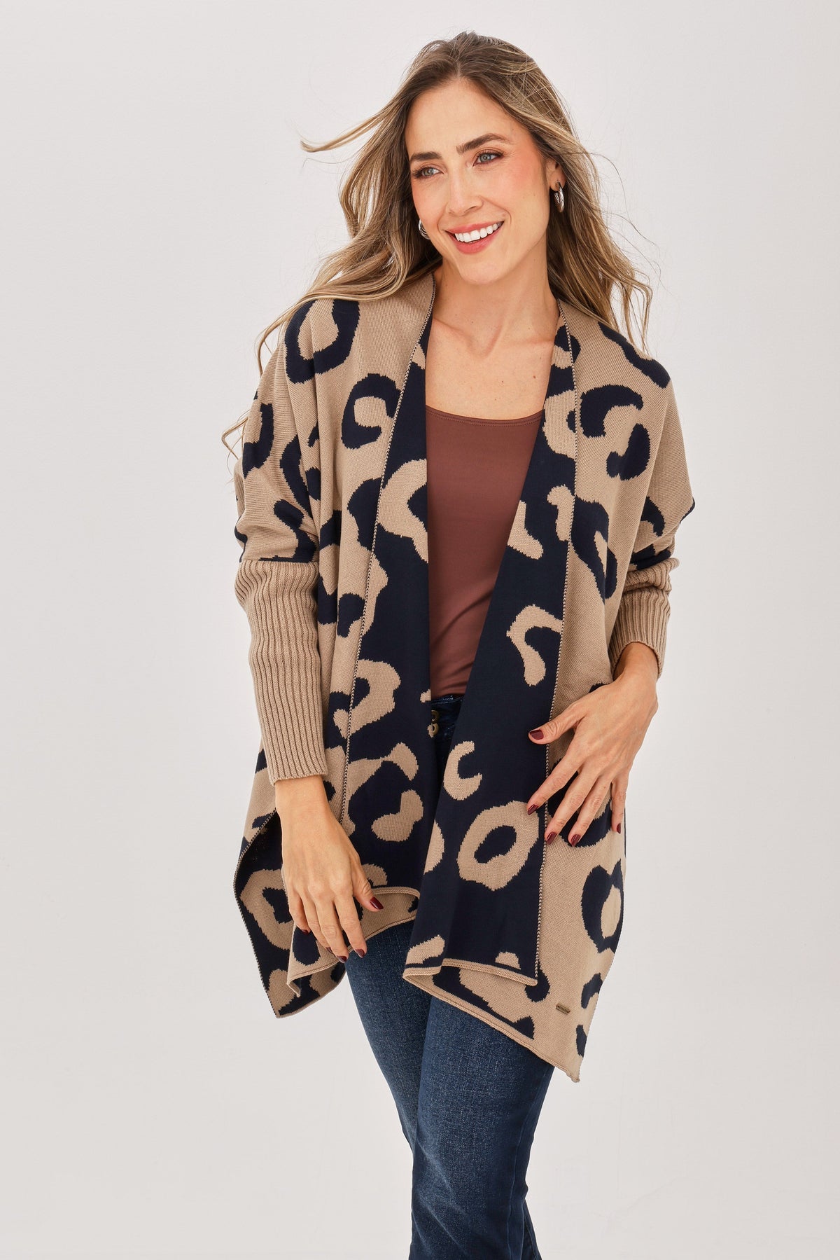 Ruana Animal Print Mangas Taupe Claro