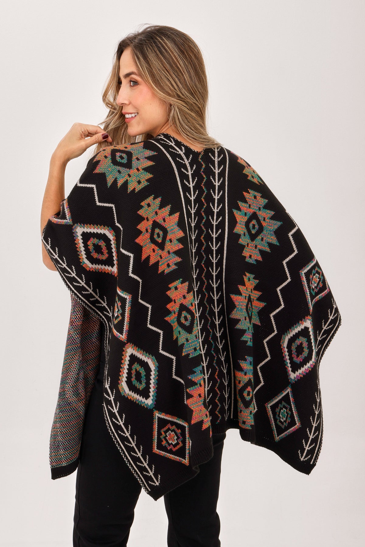 Ruana Figuras Bolsillos Negro