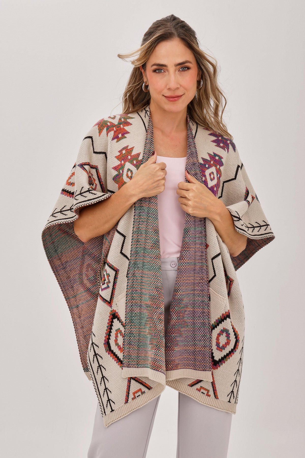 Ruana Figuras Bolsillos Beige