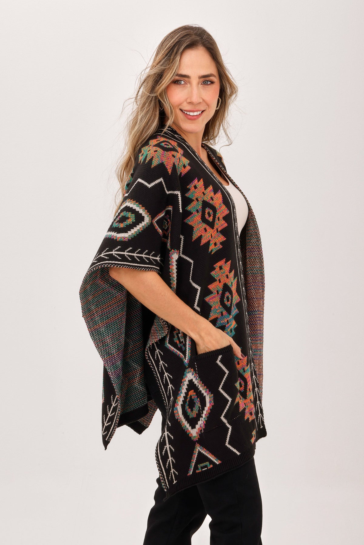 Ruana Figuras Bolsillos Negro