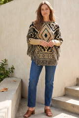 Ruana con Terminación en Flecos en Acrílico Camel para Mujer