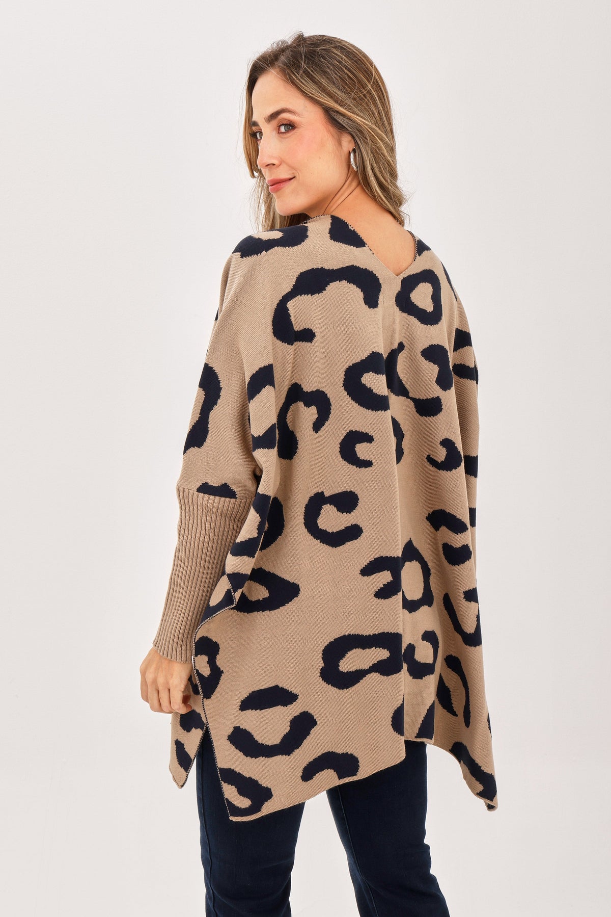 Ruana Animal Print Mangas Taupe Claro