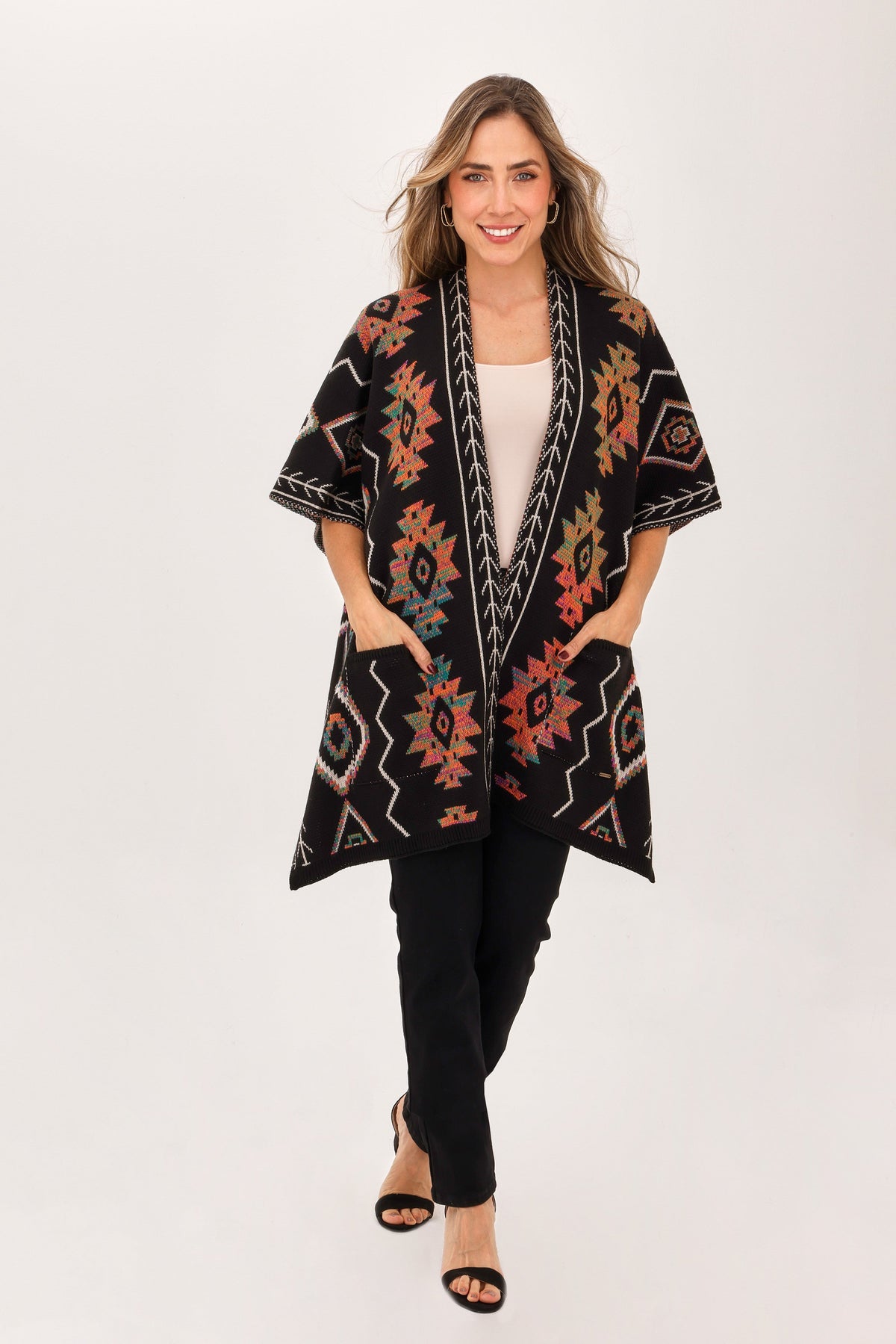 Ruana Figuras Bolsillos Negro