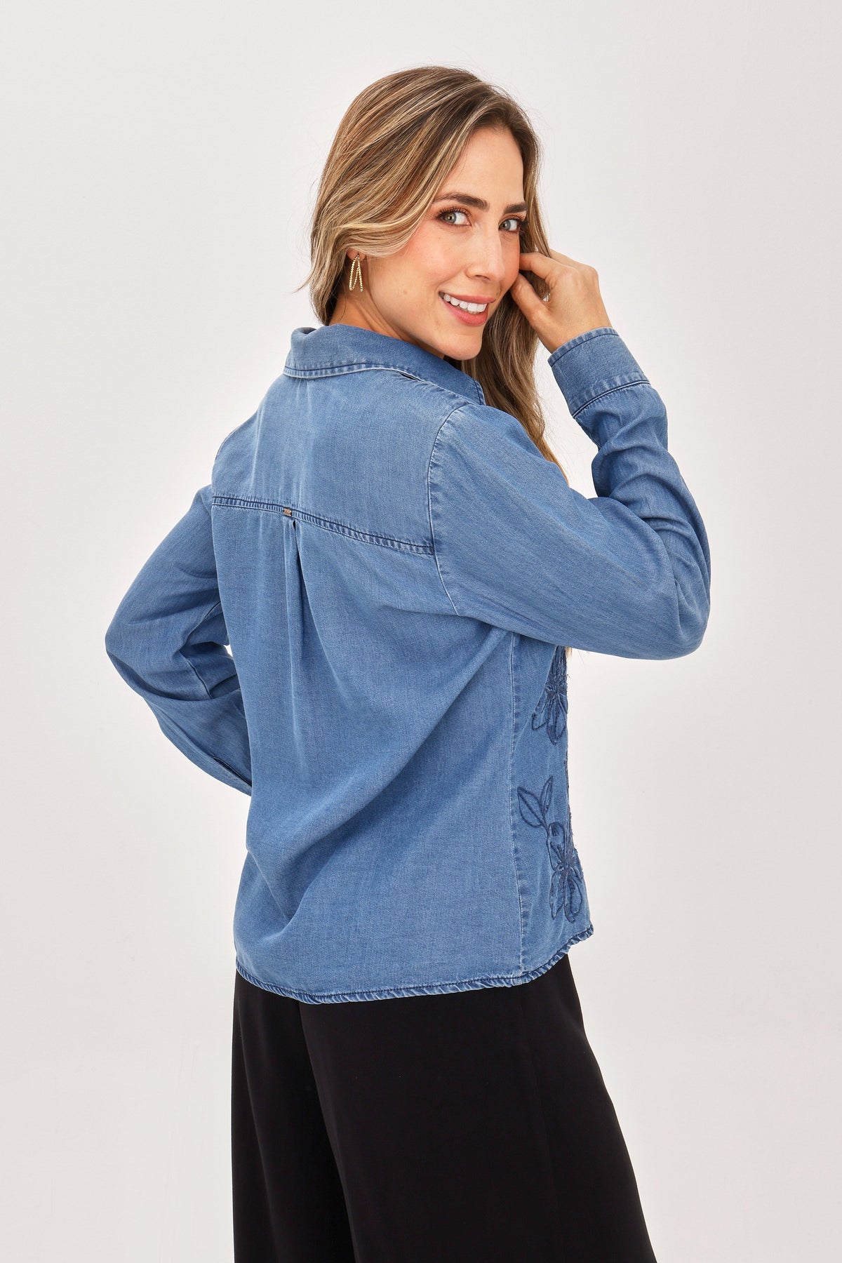 Blusa Manga Larga Bordada Flor Azul Medio