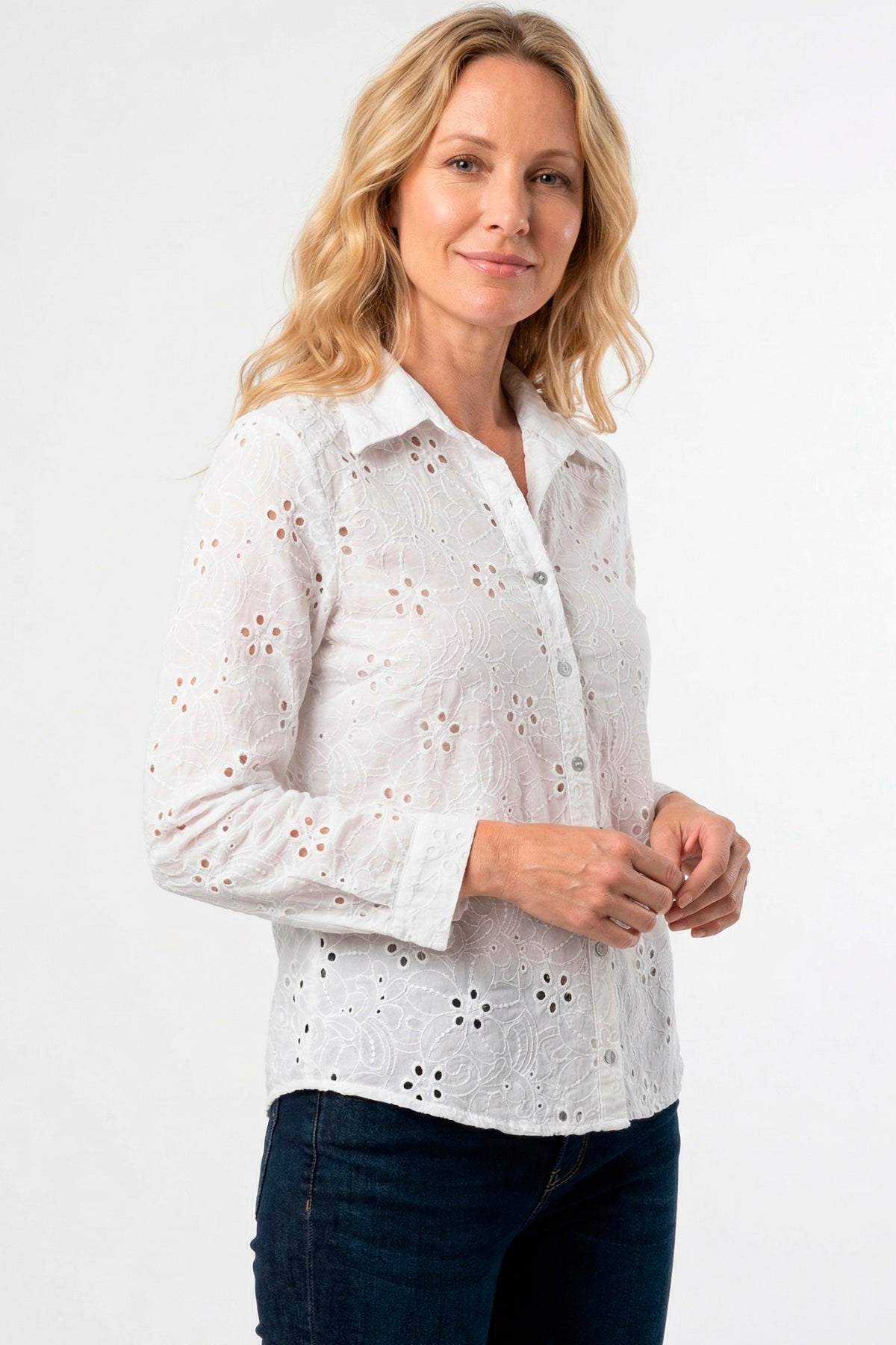 Blusa manga larga con círculos en ojalillo para mujer blanco